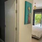 Private Garden Retreat With Pool, Walk To