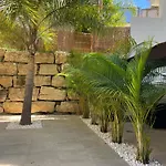 Private Garden Retreat With Pool, Walk To Апартаменты *