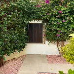 Διαμέρισμα Private Garden Retreat With Pool, Walk To *