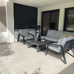 Private Garden Retreat With Pool, Walk To *