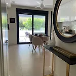 Private Garden Retreat With Pool, Walk To