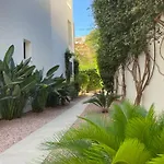 Private Garden Retreat With Pool, Walk To Διαμέρισμα