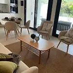 Διαμέρισμα Private Garden Retreat With Pool, Walk To