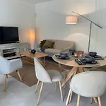 Private Garden Retreat With Pool, Walk To Διαμέρισμα