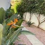 Private Garden Retreat With Pool, Walk To