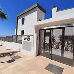 Private Garden Retreat With Pool, Walk To Διαμέρισμα
