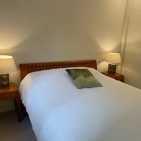 Appartement Private Garden Retreat With Pool, Walk To