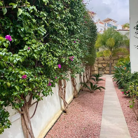 Private Garden Retreat With Pool, Walk To Appartement