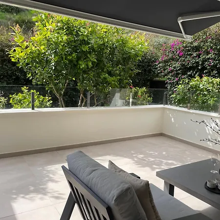 Διαμέρισμα Private Garden Retreat With Pool, Walk To