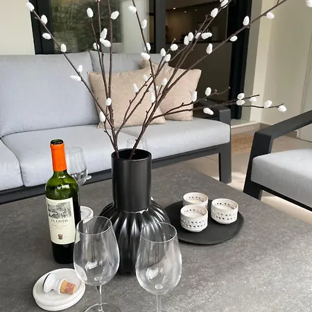 Private Garden Retreat With Pool, Walk To Appartement