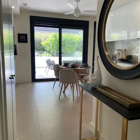 Private Garden Retreat With Pool, Walk To
