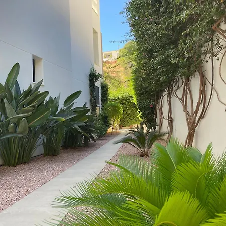 Private Garden Retreat With Pool, Walk To Appartement