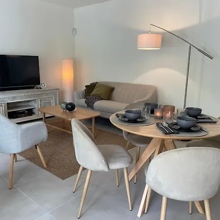 Private Garden Retreat With Pool, Walk To Appartement