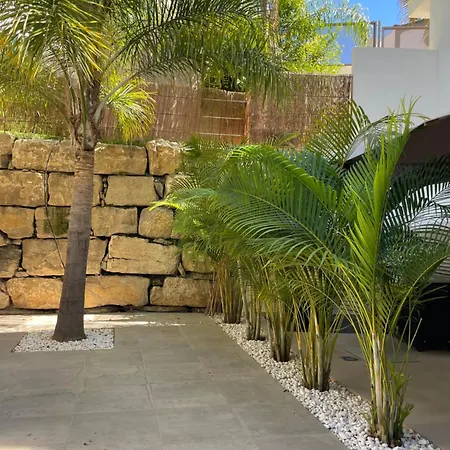 Private Garden Retreat With Pool, Walk To Appartement *