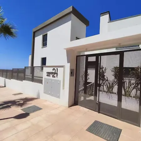Private Garden Retreat With Pool, Walk To Appartement