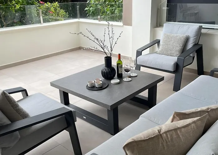 Private Garden Retreat With Pool, Walk To Appartement Nerja