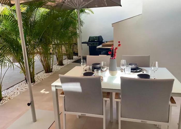 Private Garden Retreat With Pool, Walk To *