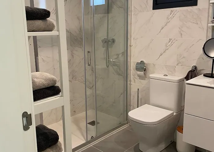 Private Garden Retreat With Pool, Walk To *