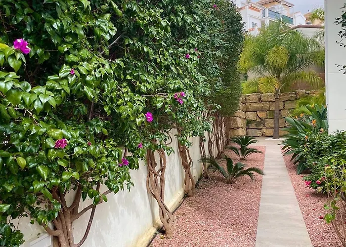 Private Garden Retreat With Pool, Walk To Appartement