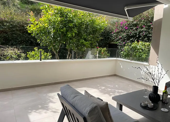 Appartement Private Garden Retreat With Pool, Walk To