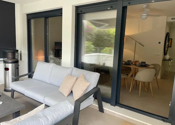 Private Garden Retreat With Pool, Walk To