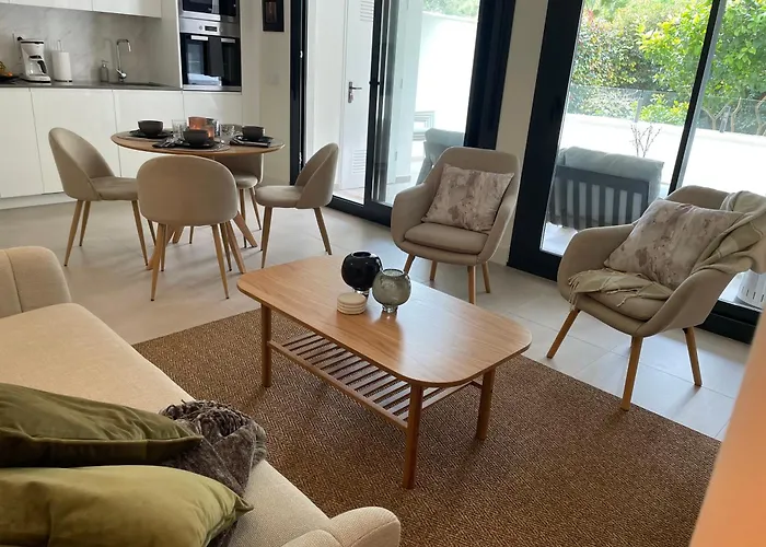 Appartement Private Garden Retreat With Pool, Walk To