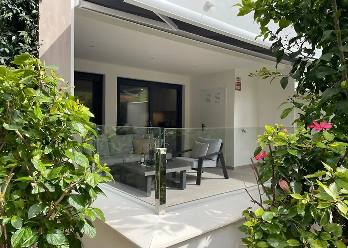 Private Garden Retreat With Pool, Walk To *