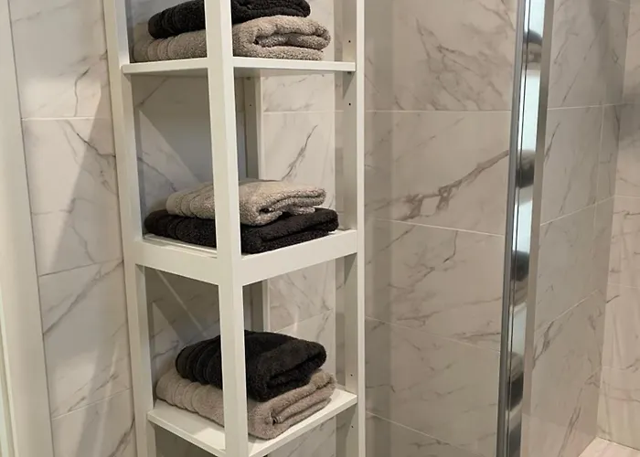 Appartement Private Garden Retreat With Pool, Walk To