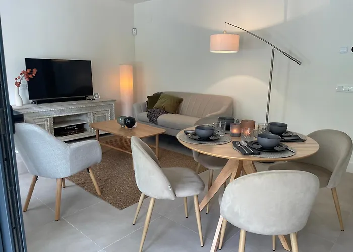 Private Garden Retreat With Pool, Walk To Appartement