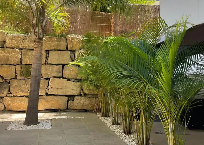 Private Garden Retreat With Pool, Walk To Appartement *