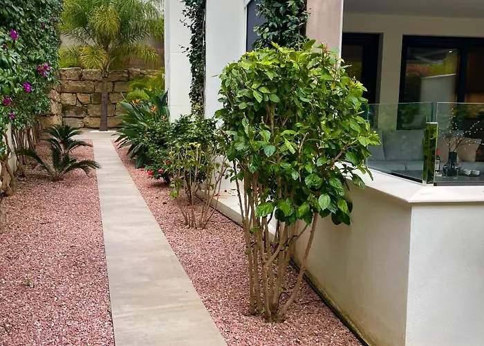 Private Garden Retreat With Pool, Walk To Appartement Nerja