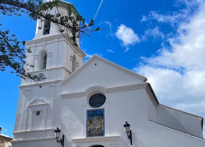 Private Garden Retreat With Pool, Walk To