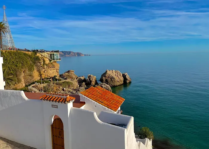 Private Garden Retreat With Pool, Walk To *