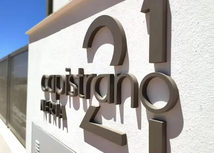 Private Garden Retreat With Pool, Walk To