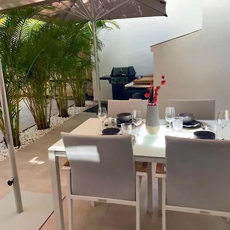 Private Garden Retreat With Pool, Walk To *