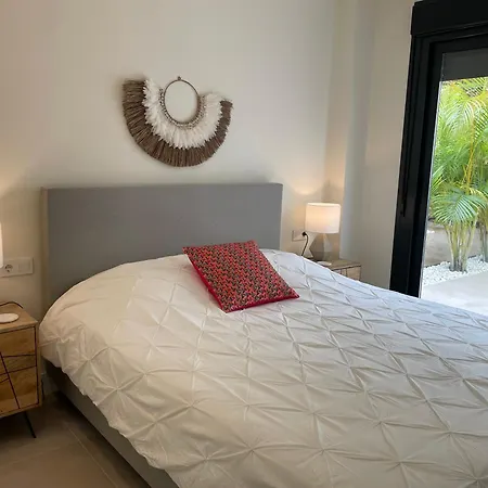 Private Garden Retreat With Pool, Walk To