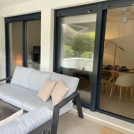 Private Garden Retreat With Pool, Walk To