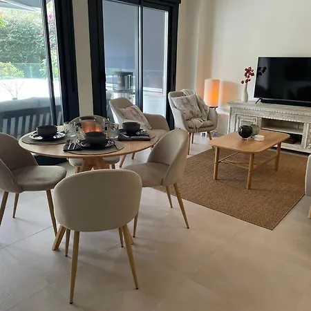 Private Garden Retreat With Pool, Walk To Apartament