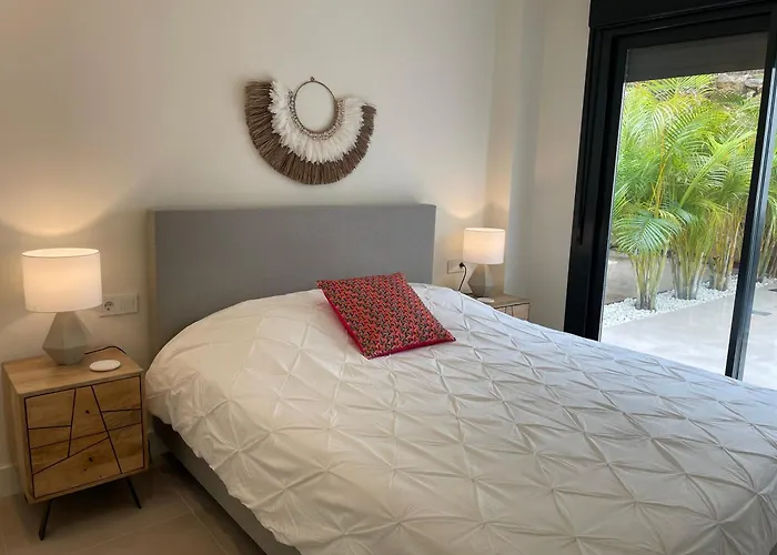 Private Garden Retreat With Pool, Walk To