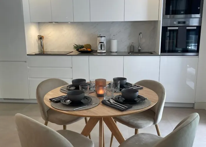 Private Garden Retreat With Pool, Walk To Apartament Nerja