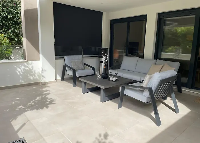 Private Garden Retreat With Pool, Walk To *