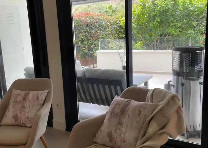 Apartament Private Garden Retreat With Pool, Walk To Nerja