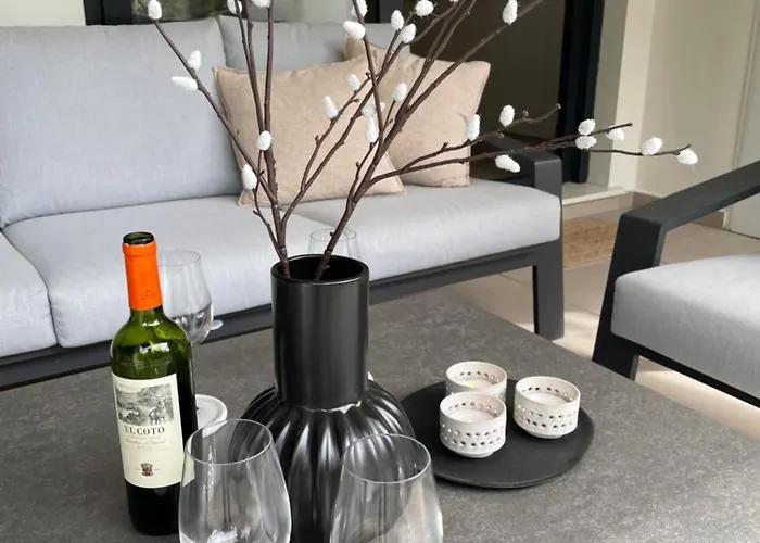 Private Garden Retreat With Pool, Walk To Apartament