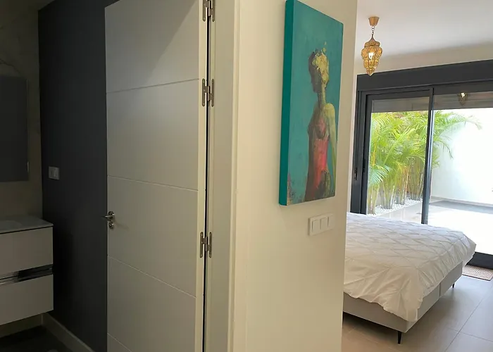 Private Garden Retreat With Pool, Walk To