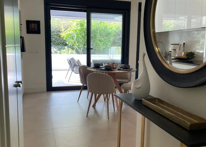 Private Garden Retreat With Pool, Walk To