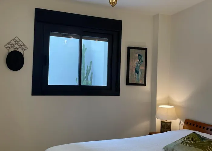 Apartament Private Garden Retreat With Pool, Walk To