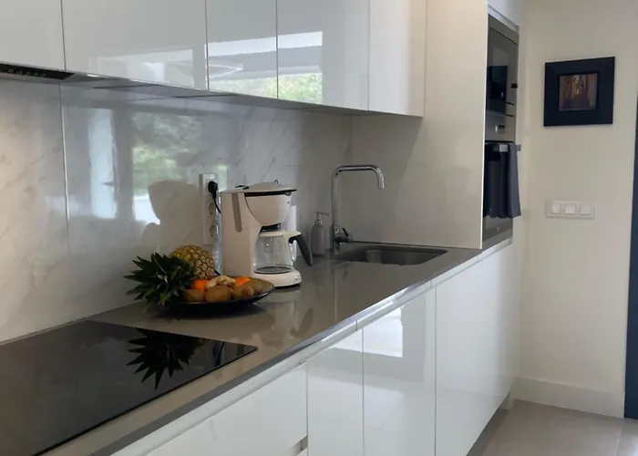 Private Garden Retreat With Pool, Walk To