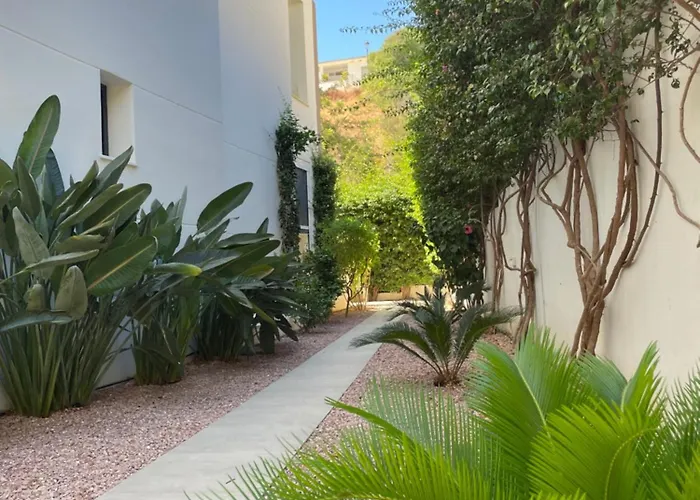 Private Garden Retreat With Pool, Walk To Apartament