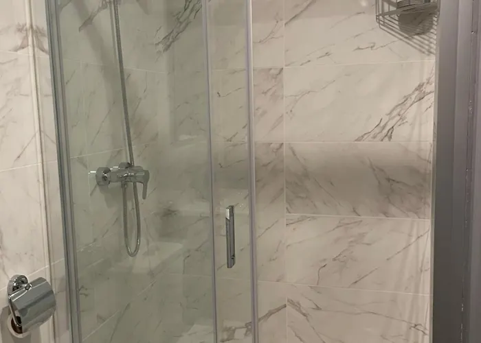 Private Garden Retreat With Pool, Walk To Apartament