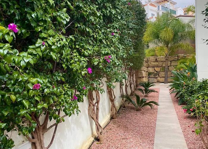 Apartament Private Garden Retreat With Pool, Walk To *